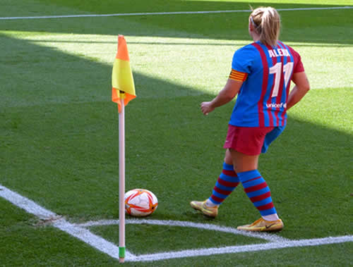 Alexia Putella sacando un corner